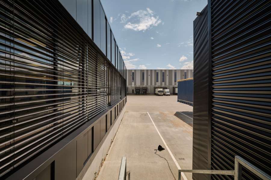 Umweltfreundlicher Vorreiter im Bereich Logistikgebäude mit Fassadenkassetten, Hedelandsvej 28B, 2640 Hedehusene, Dänemark